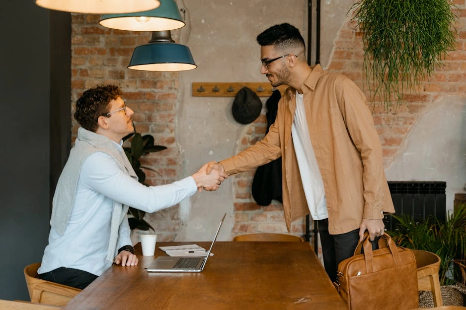 Consulente strategico che stringe la mano a un cliente soddisfatto.